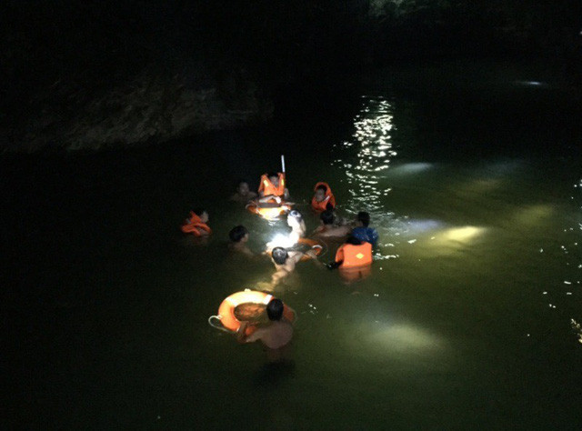 Lực lượng Cảnh sát PCCC tìm kiếm các nạn nhân trong đêm tối.