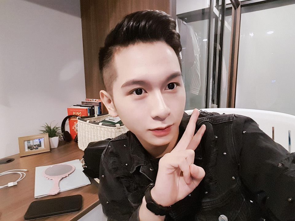 Hoàng Dương sở hữu giọng hát nhẹ nhàng và vẻ ngoài điển trai, dễ chiếm được cảm tình của người xem.