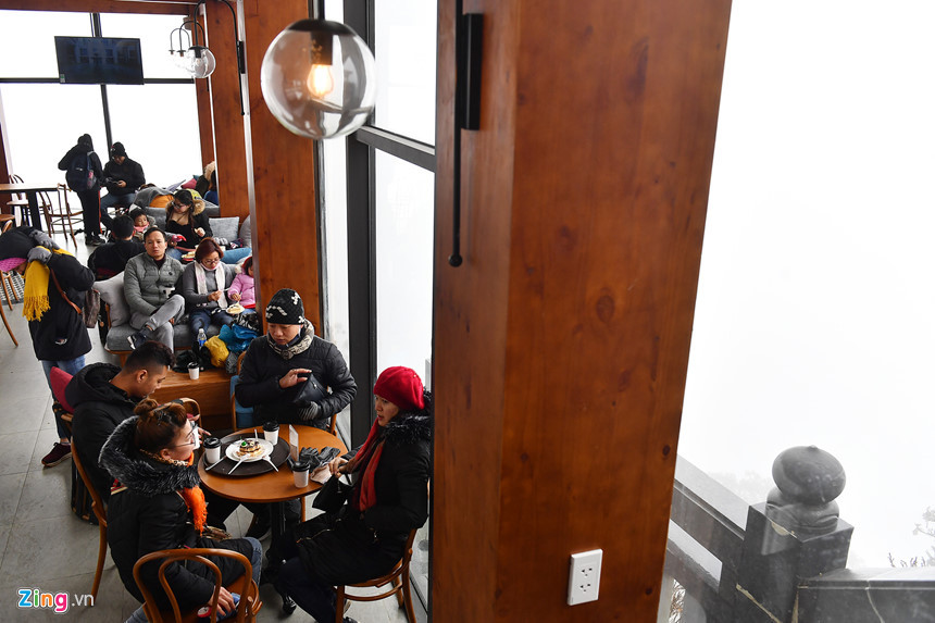 Nhiều người vào quán cafe để uống nước ấm và nghỉ ngơi trước khi ra ngoài.