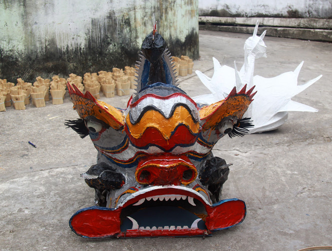 Chiếc đầu lân cỡ lớn này đã có người từ nội thành Hà Nội về trả 1,2 triệu nhưng nhóm chưa đồng ý bán.