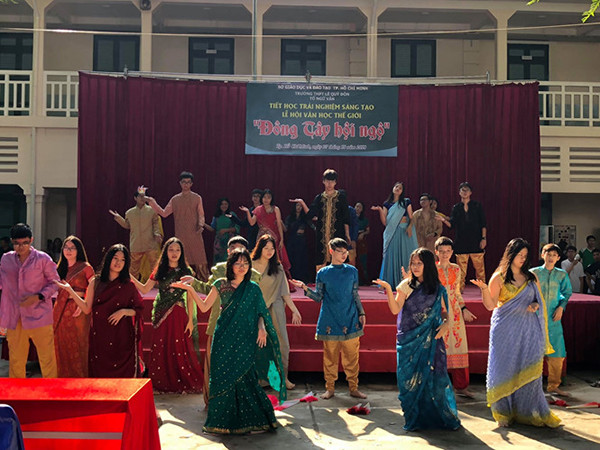 Học sinh thể hiện trang phục các quốc gia