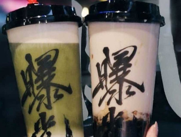 Hai cốc trà sữa được giảm giá vì trời mưa, ảnh do khách hàng đăng lên mạng.