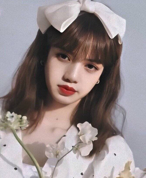 Quả thực là không cần phải làm tóc cầu kỳ, chỉ cần dùng kẹp đính nơ to bản là Lisa đã trở nên nổi bật lắm rồi. Đây đúng là món phụ kiện dễ dùng, phù hợp với những cô gái tóc dài muốn có vẻ ngoài điệu đà.