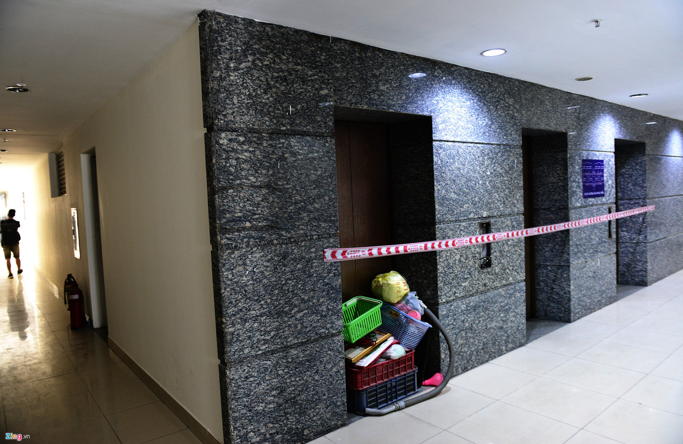 Việc hoàn thành sửa chữa, cải tạo chung cư Carina Plaza đã được nghiệm thu nhưng một phần thang máy vẫn chưa được hoạt động, cư dân tận dụng để đồ đạc.