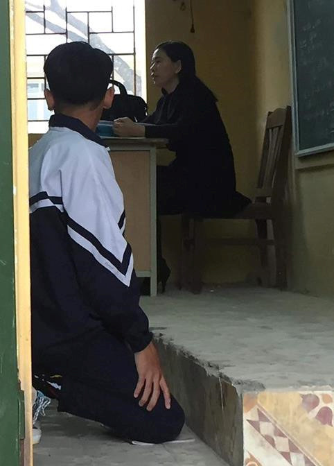 Cô Lê Thị Quy phạt học sinh quỳ trước lớp. Cô Lê Thị Quy phạt học sinh quỳ trước lớp.