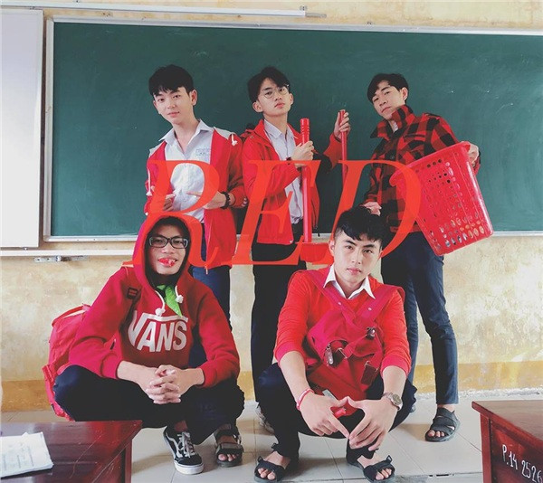 Nhóm chẳng ai có đồ màu xanh cả, thôi thì đành mượn tạm tấm rèm lớp như thế này vậy. (Ảnh: T.Thái)