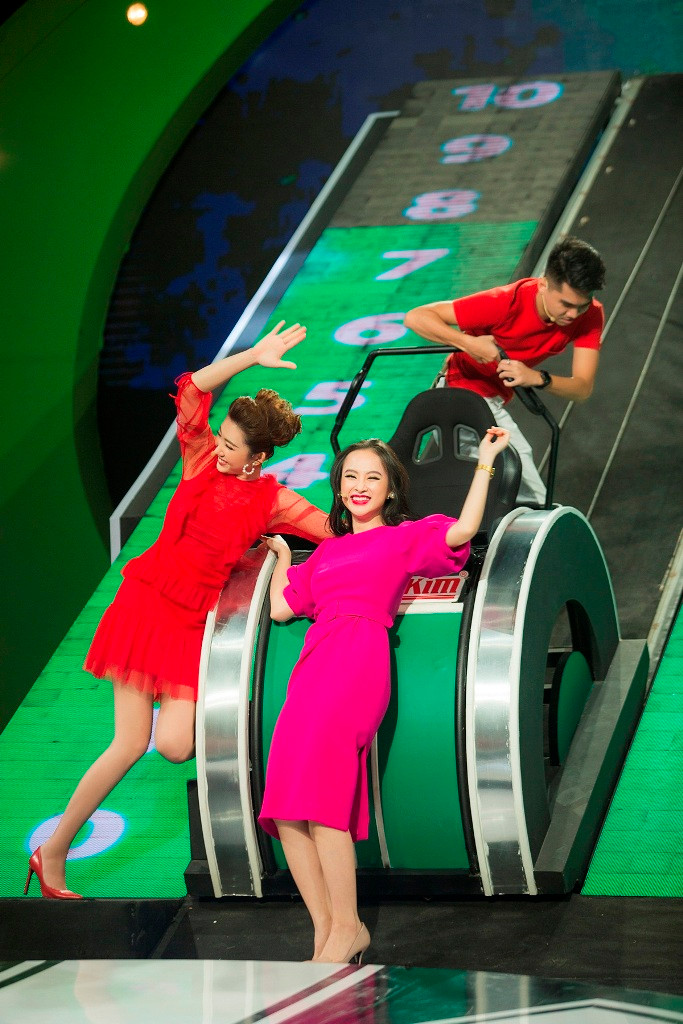 Cả ba rủ nhau chọn màu đỏ và hồng để đem đến may mắn cho cả đội