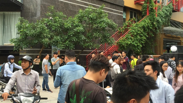 Khung cảnh hỗn loạn dưới sân tòa nhà Kim khí Thăng Long.