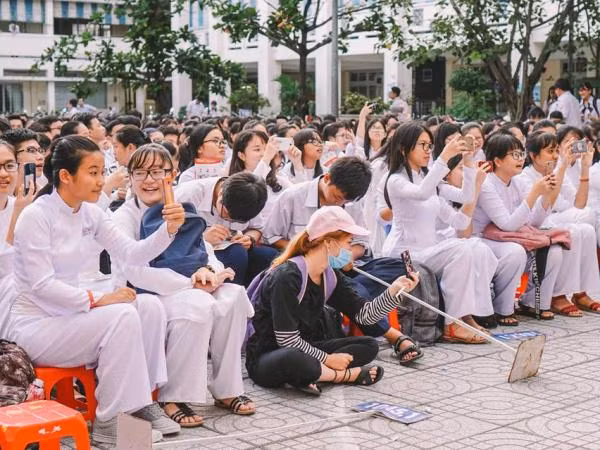 Các hàng ghế đầu đều đã kín chỗ và mọi người đều thủ sẵn camera để livestream ngay-và-luôn
