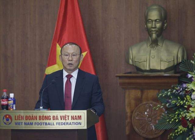 HLV Park Hang Seo chia sẻ xúc động sau khi ký hợp đồng mới với VFF.