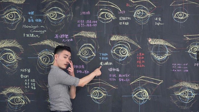 Những hình ảnh của thầy giáo trẻ này sau đó đã trở thành chủ đề bàn tán xôn xao của cộng đồng mạng.