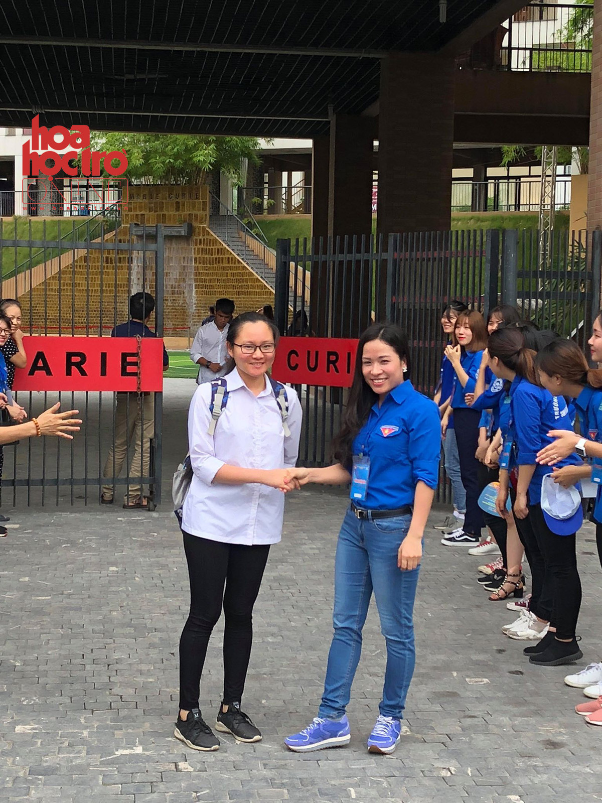 Nụ cười trên gương mặt một trong những bạn ra sớm.