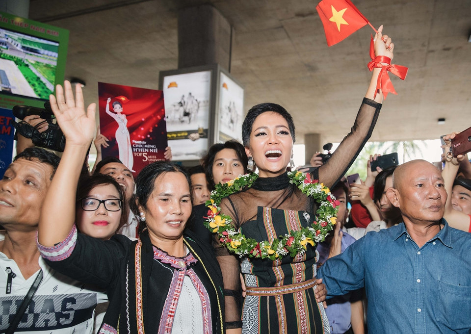 H'Hen vỡ oà trong tình yêu nồng nhiệt của người hâm mộ.