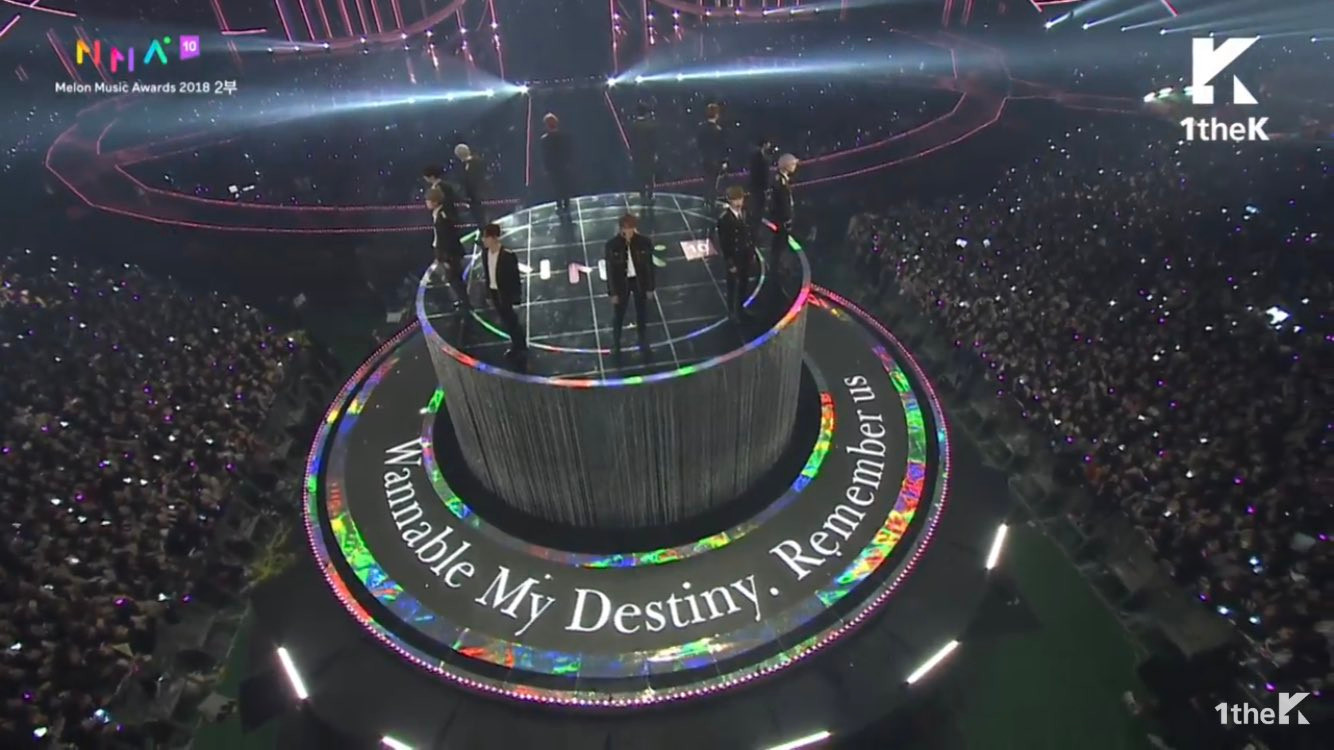 Người hâm mộ cổ vũ cuồng nhiệt.