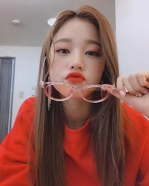 Những tông son đỏ nổi bật sẽ cho hiệu ứng viền môi mờ ảo đẹp hơn.