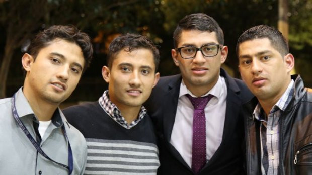 Sau 24 năm, hai cặp song sinh đã tìm lại được người anh/em ruột của mình. Ảnh: BBC