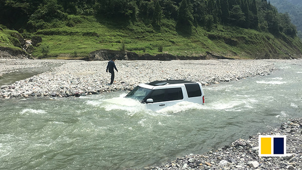 Chiếc xe sang kẹt luôn giữa lòng sông.