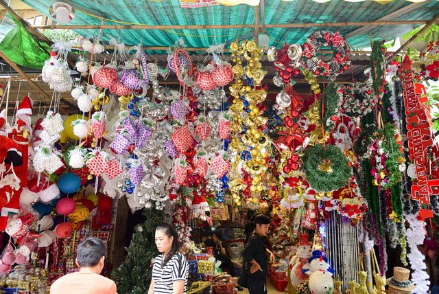 Rất nhiều mặt hàng được bày bán với màu sắc bắt mắt, nhiều kích thước và giá cả phù hợp.