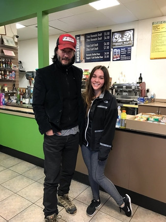 Fan nữ này đã đăng bức ảnh kèm dòng chú thích: “Không đùa đâu, Keanu Reeves đấy!”.