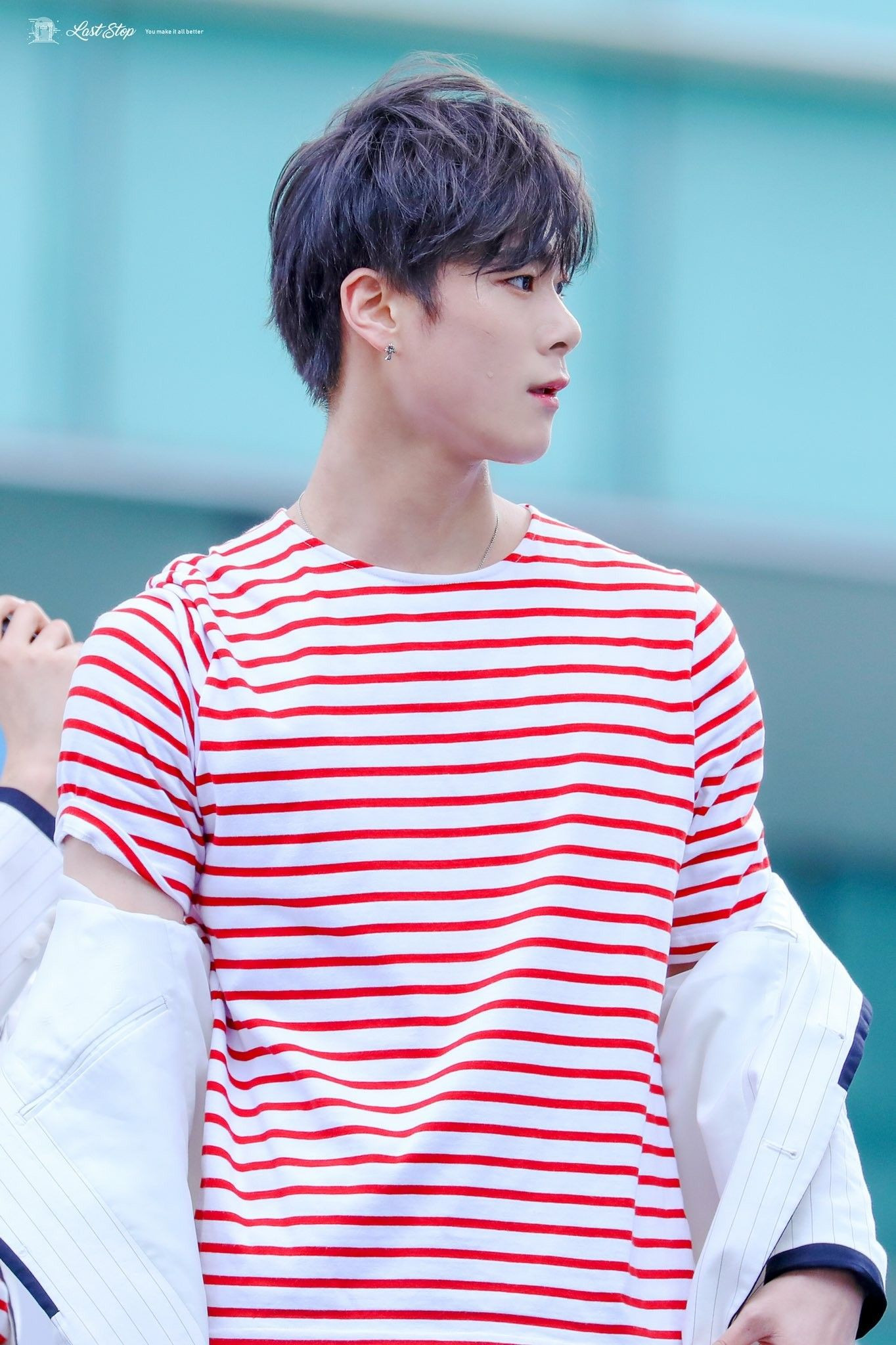 Vai anh chàng không chỉ rộng, mà còn xuôi xuống cánh tay, nhìn đẹp vô cùng.