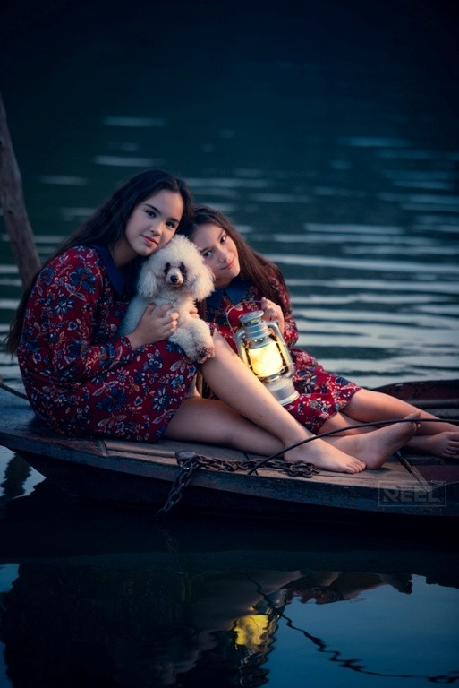 Hai mẫu nhí trải nghiệm trên một chiếc thuyền trên sông cùng chú chó nhỏ. Những shot hình tập trung khai thác các khía cạnh tình cảm của 2 chị em.
