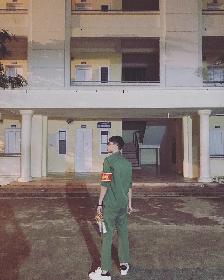 Thân hình cao ráo và thư sinh của Trọng Minh nhanh chóng được các cô nàng truyền tay nhau.