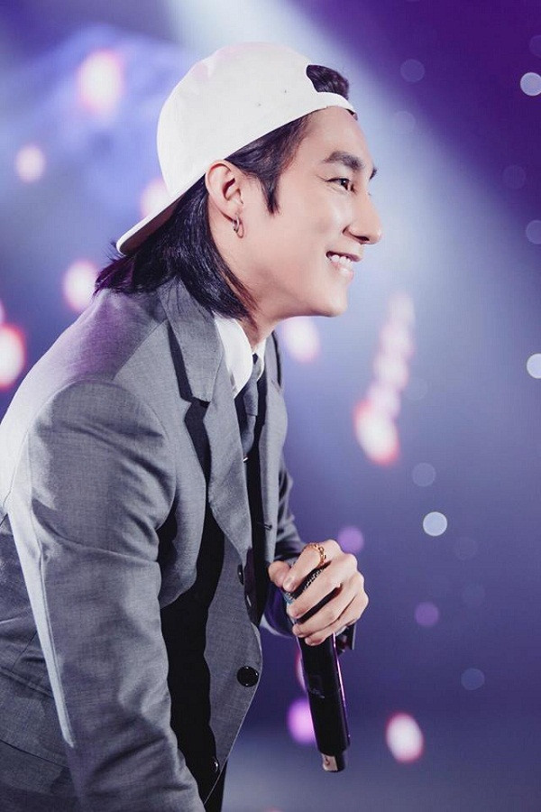 Kiểu tóc cá tính, sành điệu cùng phong cách lịch thiệp, chỉnh chu.