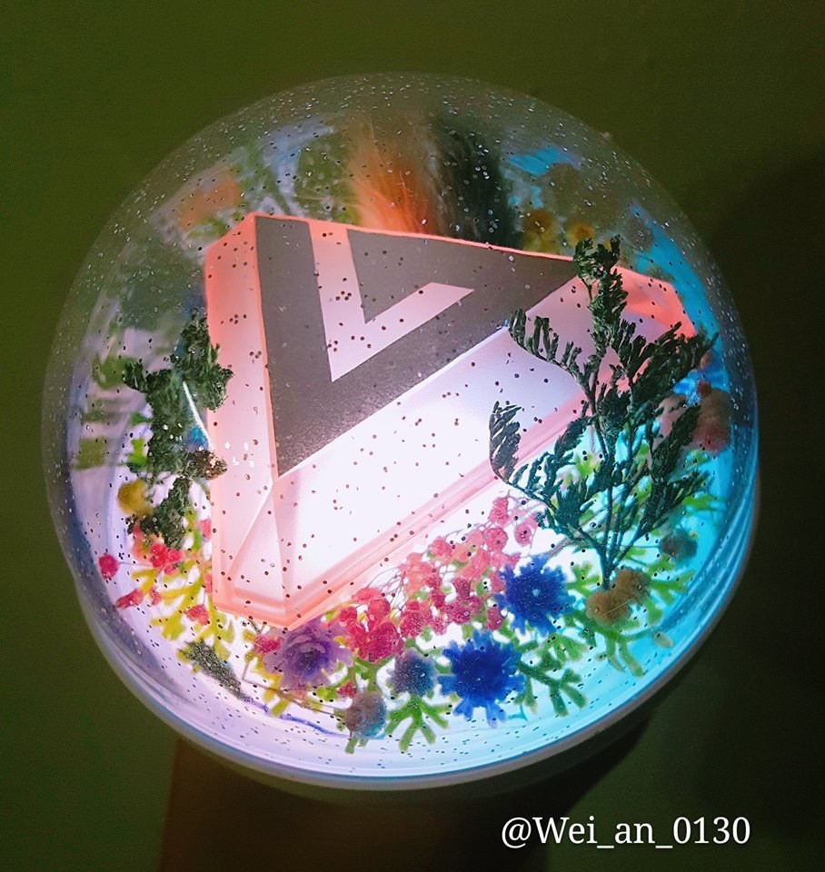 Nếu bạn khéo tay, lại thích hoa cỏ thì lightstick chính là nơi để bạn thỏa sức sáng tạo. Biết đâu bạn còn được idol để ý khen ngợi nhờ tác phẩm của mình ấy chứ.
