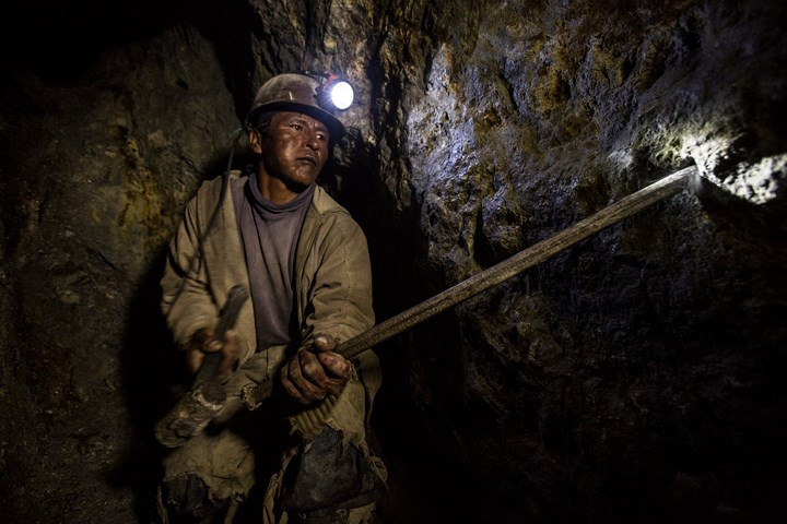 “Mọi người tôi trò chuyện cùng đều đã mất đi các thành viên trong gia đình và bạn bè của họ khi làm việc trong ngọn núi này.” Ông chua xót nhấn mạnh từ “mọi người”.