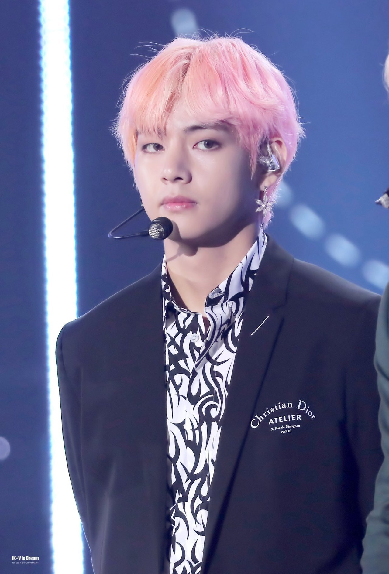 Áo sơ mi của V cũng thấy luôn.