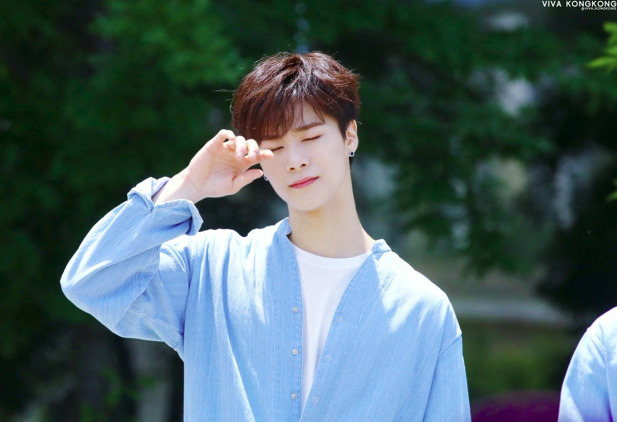 Bờ vai của Moonbin (Astro) cũng thuộc hàng hiếm ở K-Pop.