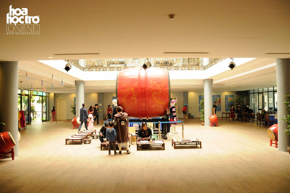 Có hai khu vực cho khách đến tham quan, mua hàng là khu sảnh chính và hậu sảnh ngoài trời.