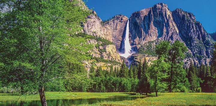 Thác nước Yosemite là thác nước cao nhất vùng Bắc Mỹ và đứng thứ 6 trên thế giới về xếp hạng độ cao. Với chiều cao 741,744 m, nằm tại trung tâm dãy núi Sierra Nevada, thác Yosemite là một điểm đến thu hút khách du lịch. Cuối mùa xuân, khi tuyết tan, dòng nước trắng xóa ào ào đổ xuống chính là lúc vẻ đẹp của thác Yosemite tuyệt vời nhất.