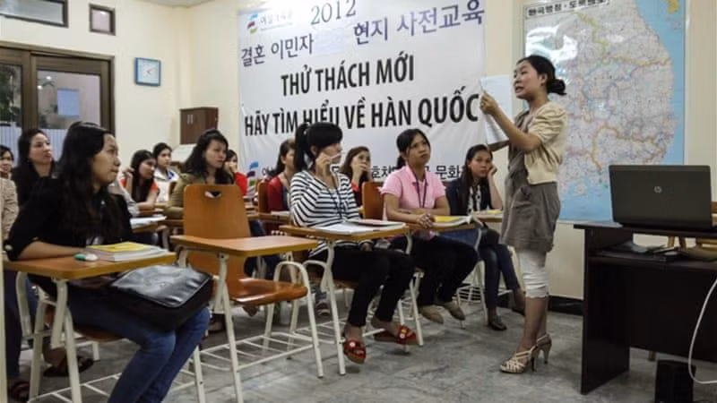 Một lớp dạy về văn hóa Hàn Quốc cho các cô dâu Việt ở TP.HCM. Ảnh: Al Jazeera.