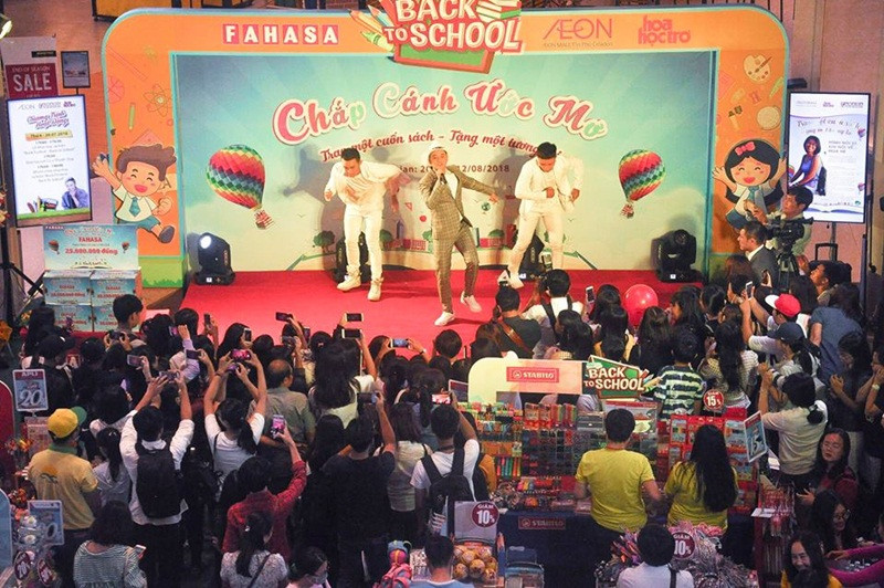 Phần trình diễn sôi động của Thanh Duy đã thu hút sự quan tâm của hàng trăm bạn trẻ 