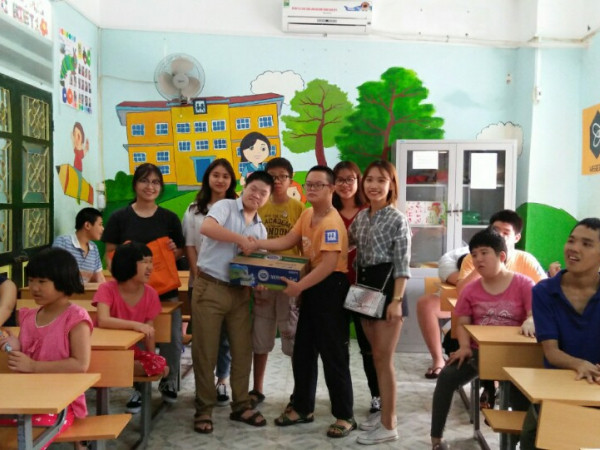 Tặng sữa, sách vở, đồ chơi cho các em