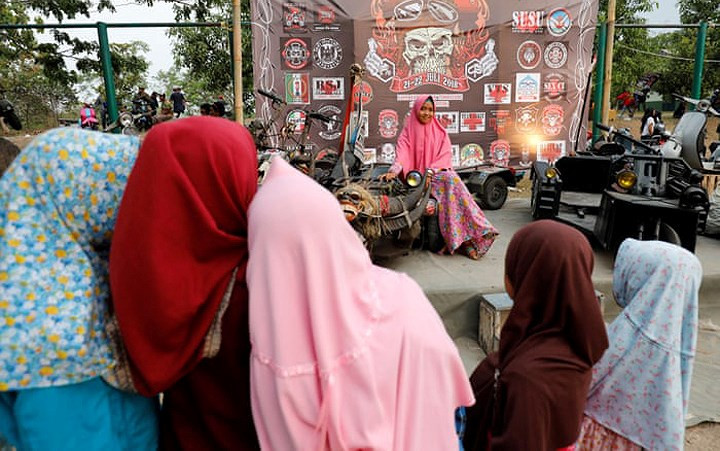 Những chiếc Vespa hình thù cổ quái không chỉ hấp dẫn đàn ông mà cả phụ nữ.