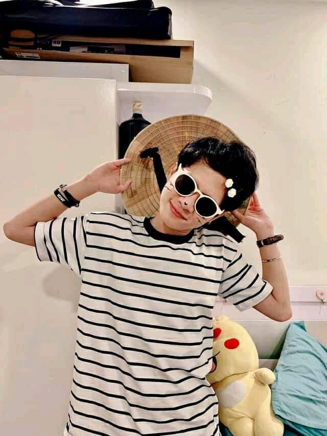 Xin chào mọi người! Đây là bé Tuấn 3,5 tuổi. Bé Tuấn thích đội nón lá, mang kính “cool ngầu” và rất thích làm trò để mua vui cho fan.