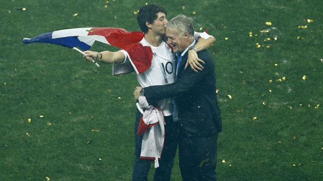 Sau chiến thắng của Pháp tại World Cup 2018, Dylan đã đăng hình ảnh chụp cùng cha với chia sẻ đầy tự hào: 