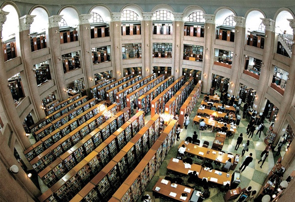 Thư viện đồ sộ với không gian và nội thất thiết kế theo kiểu phương Tây.