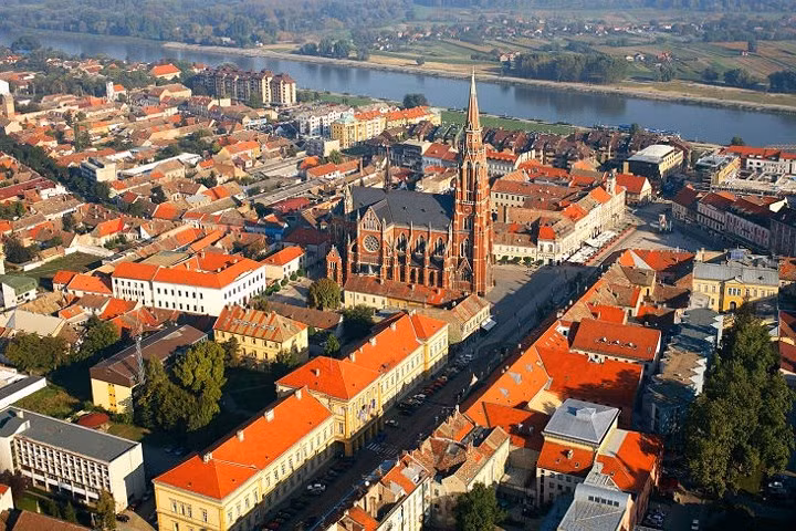 Nhà thờ kiến trúc gô-tích St. Peter và Paul với sắc đỏ đặc trưng của gạch.
