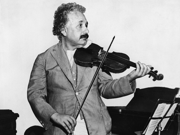 Einstein với cây đàn violin của ông.