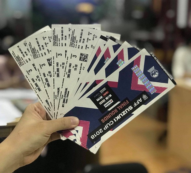 Các đối tượng phe vé sau khi mua được những cặp vé rồi hét giá từ 2-10 triệu đồng/1 cặp vé, tuỳ từng loại.