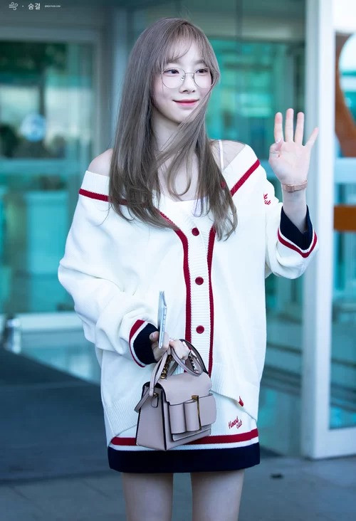 Taeyeon (SNSD) diện nguyên set đồ của nhãn hàng Mix Mix. Cardigan được cô nàng biến tấu thành áo trễ vai khiến set đồ mới lạ và điệu đà hơn.