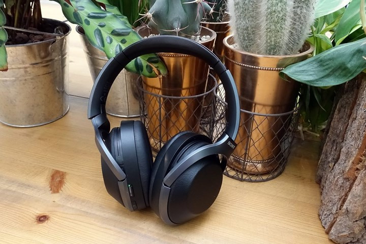 Sony WH-1000XM2 mang đến âm thanh tuyệt hảo, điều khiển cảm ứng tốt, tính năng khử ồn hiệu quả, thời lượng pin 30h. Tuy nhiên, kèm với đó là giá tương đối cao.