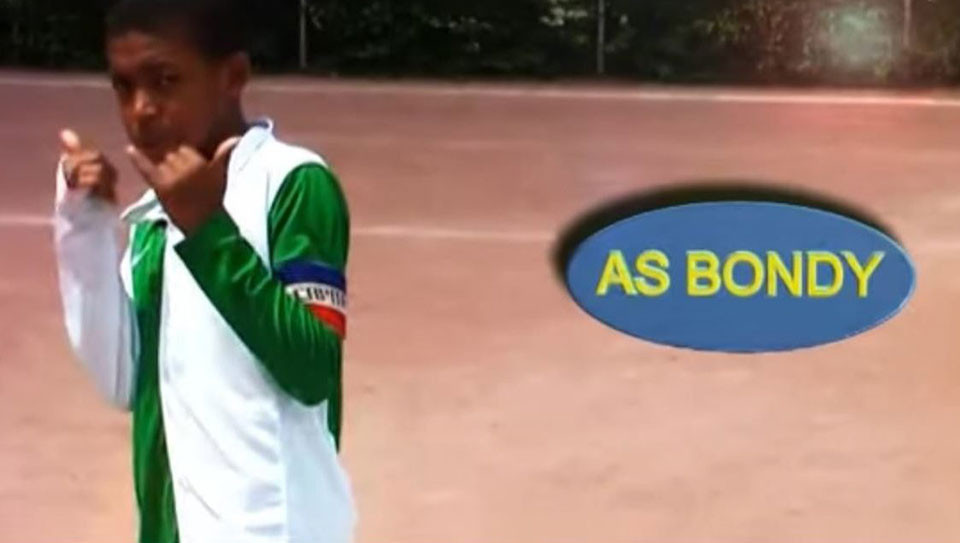 Mbappe trong màu áo đội trẻ AS Bondy.