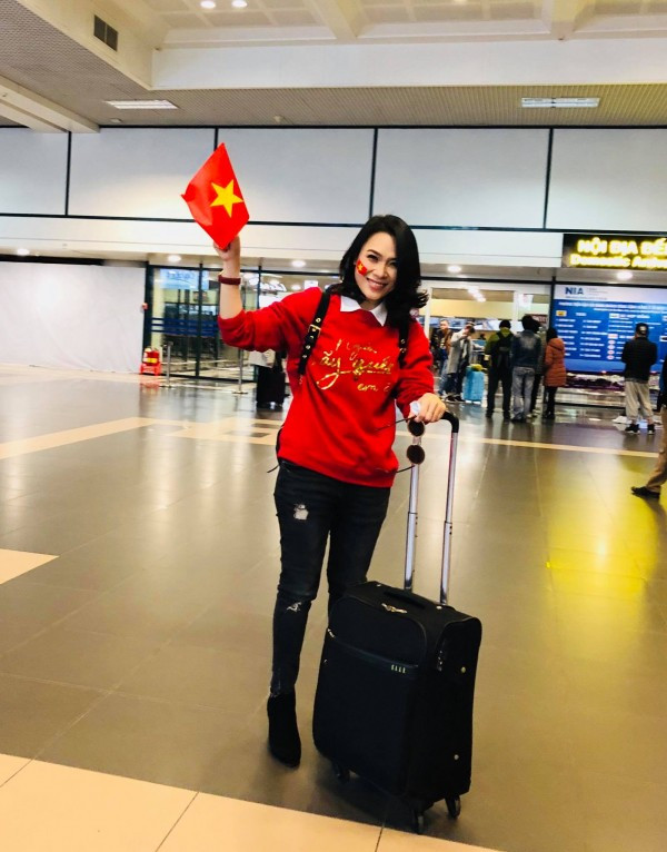 Trước đó, nữ ca sĩ đã diện trang phục đỏ và tay cầm cờ Việt Nam tại sân bay để bày tỏ sự ủng hộ của mình với đội tuyển U23 Việt Nam.