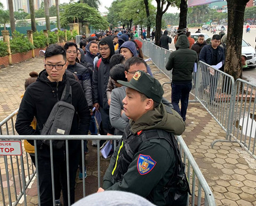 Xếp hàng....Ảnh: Trần Tuấn Anh.