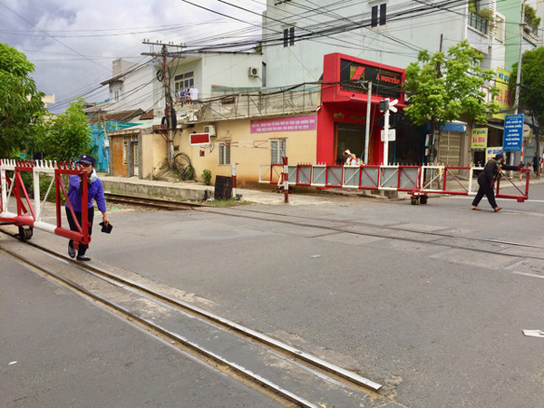 Kéo rào chắn ngay khi có chuông báo có đoàn tàu sắp đi ngang qua.