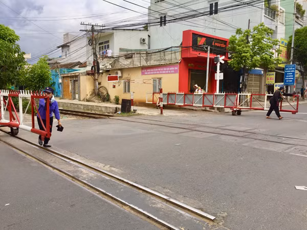 Kéo rào chắn ngay khi có chuông báo có đoàn tàu sắp đi ngang qua.
